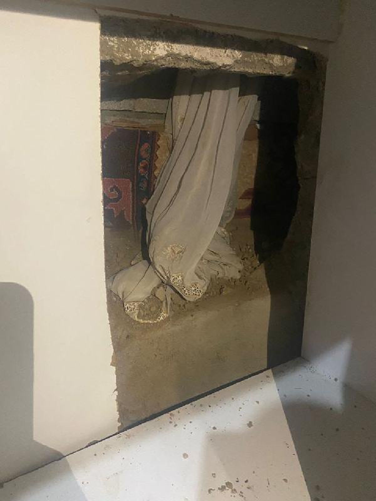 Uyuşturucu şüphelisi evindeki sığınakta yakalandı