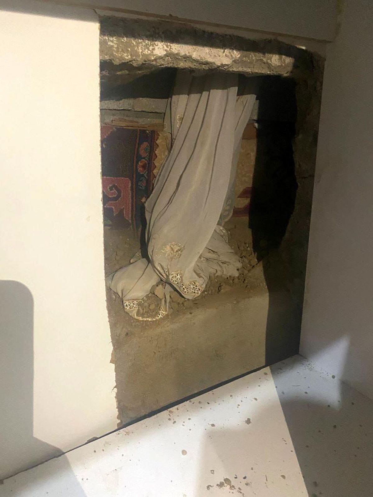 Uyuşturucudan 7 yıldır aranıyordu, evinin gizli bölmesinde yakalandı