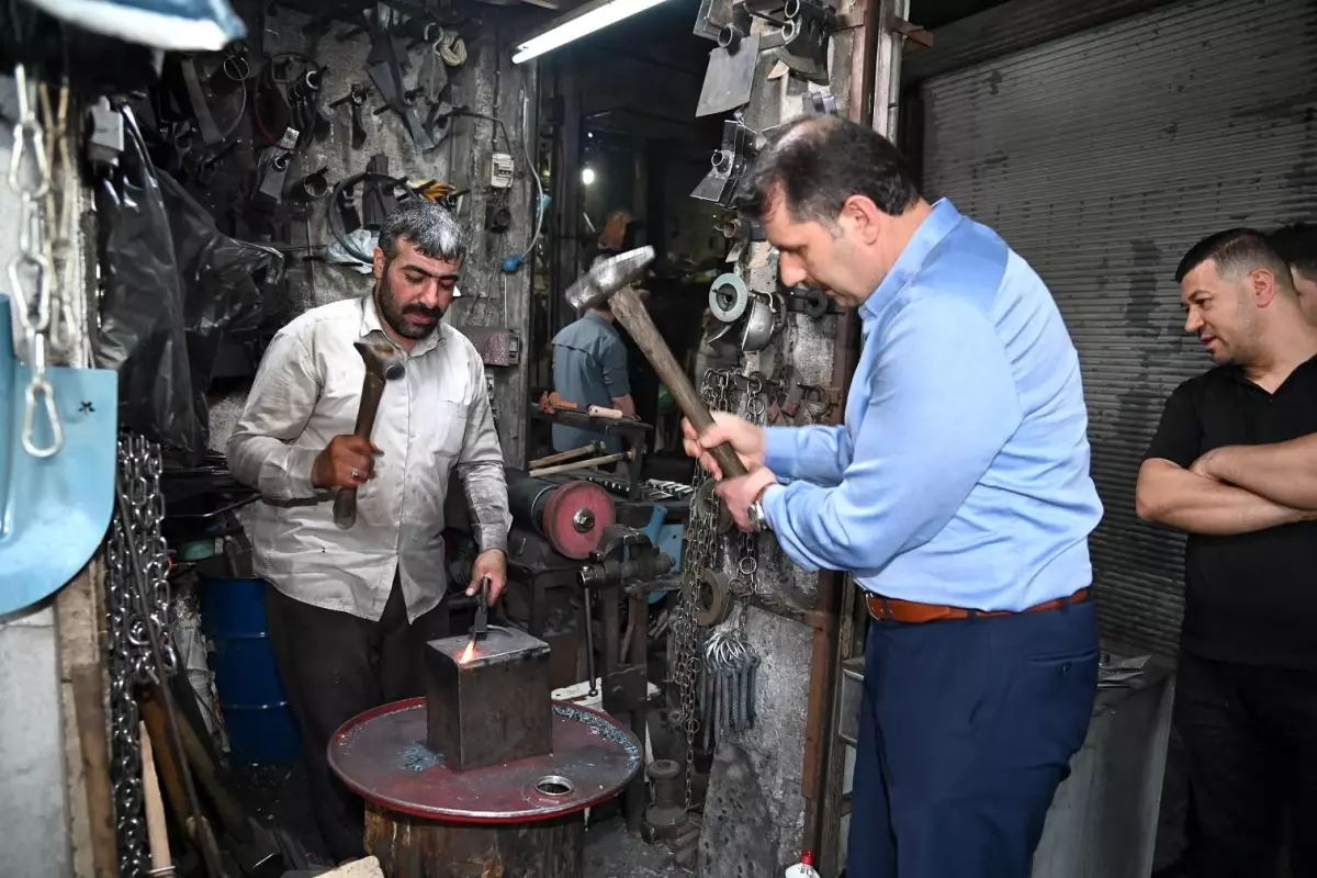 Vali Ayhan demir dövüp bakıra şekil verdi