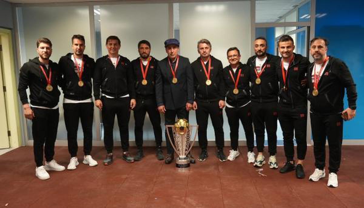 Abdullah Avcı ekibiyle poz verdi: Başarıya birlikte ulaştık