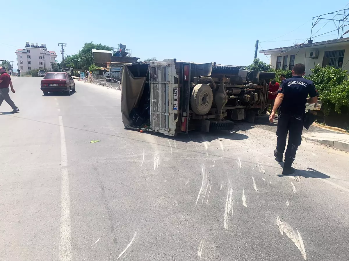 Alanya\'da kamyonetin devrilme anı güvenlik kamerasına yansıdı