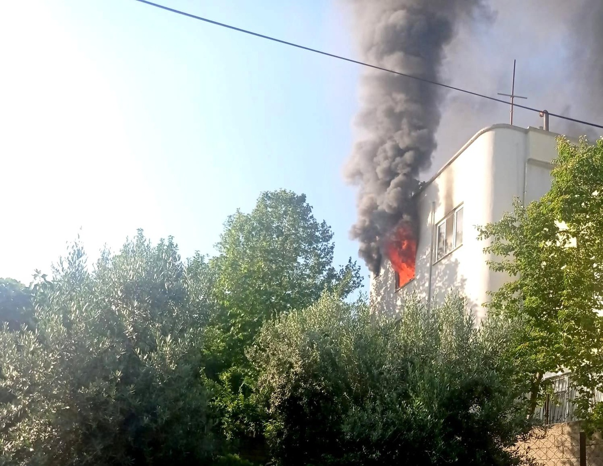 Alevlere teslim olan ev kullanılmaz hale geldi