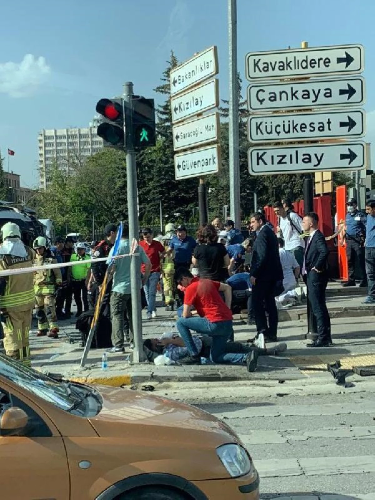 Ankara\'da otomobille çarpışan minibüs devrildi 20 yaralı