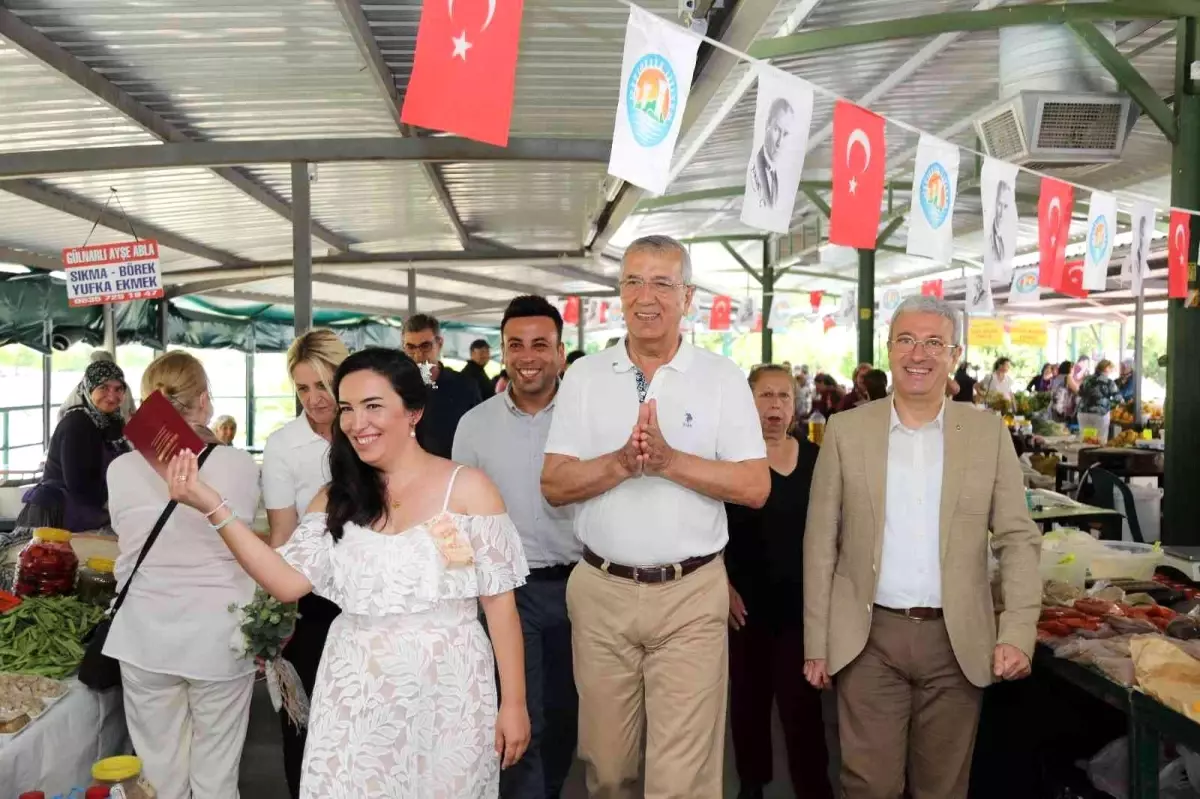 Annelerinin tezgah açtığı pazarda nikah kıydırdılar