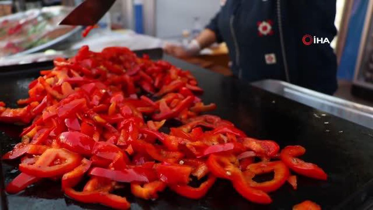 Antalya'da 7 bölgeden 81 ilin vatandaşını bir araya getiren festival başladı