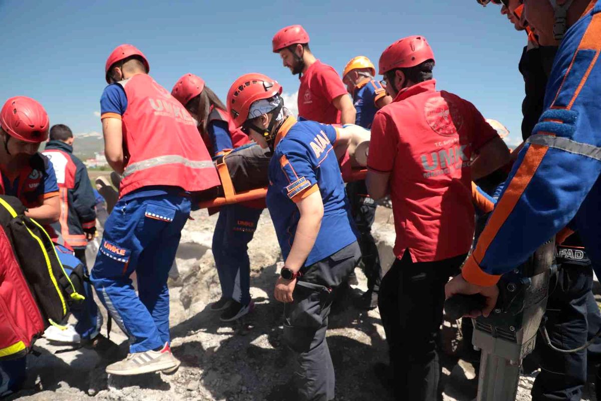 Ardahan'da gerçeği aratmayan deprem tatbikatı