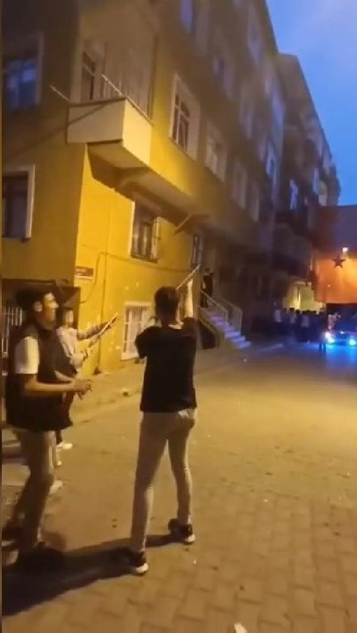 ASKER EĞLENCESİNDE POMPALI TÜFEKLE ATEŞ ETTİLER