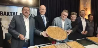 BAKLAVA ÜRETİCİLERİ: STOKÇULARLA MÜCADELE İÇİN FISTIKLI BAKLAVA ÜRETMEYECEĞİZ