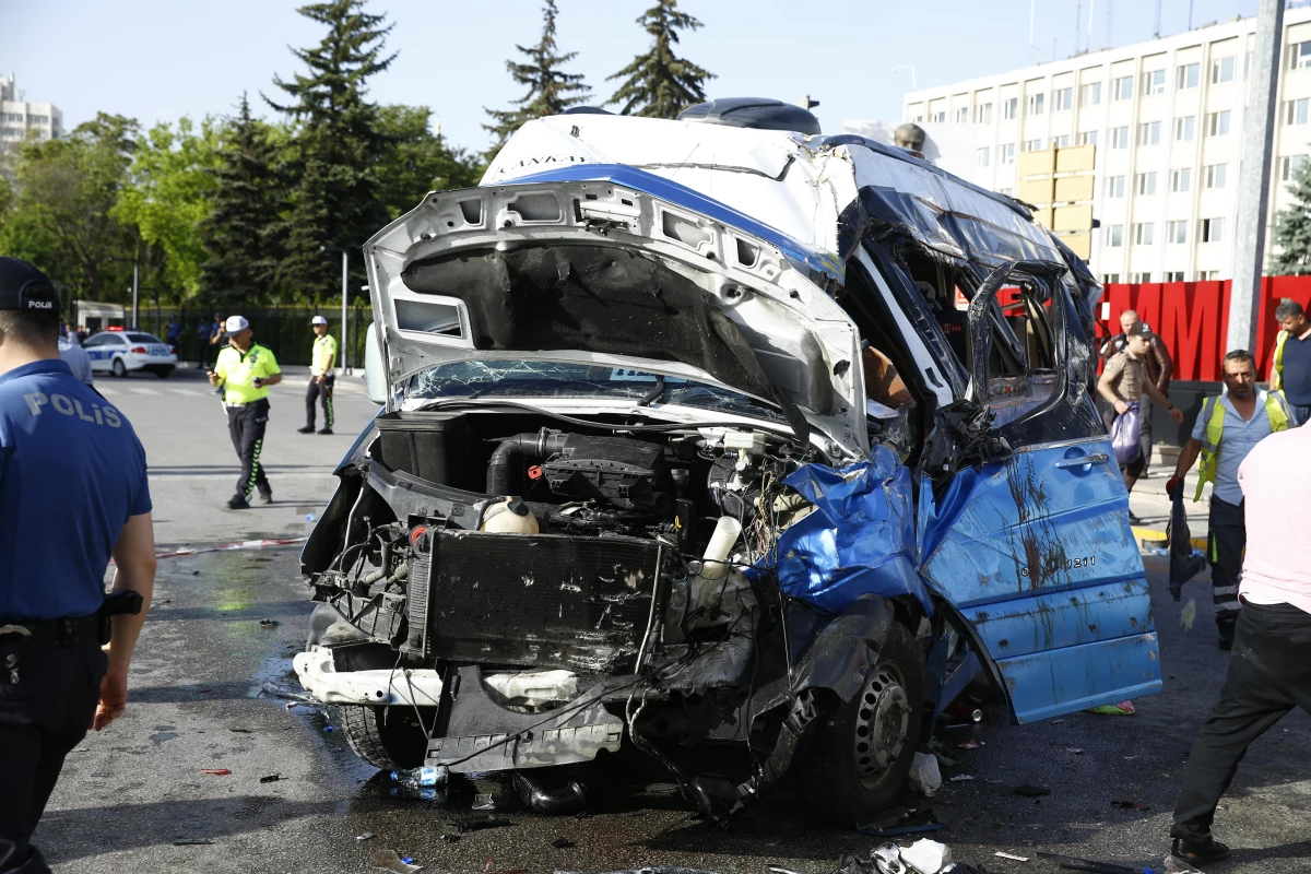 Başkentte yolcu minibüsü ile otomobilin çarpışması sonucu 20 kişi yaralandı - Güvenlik kamerası