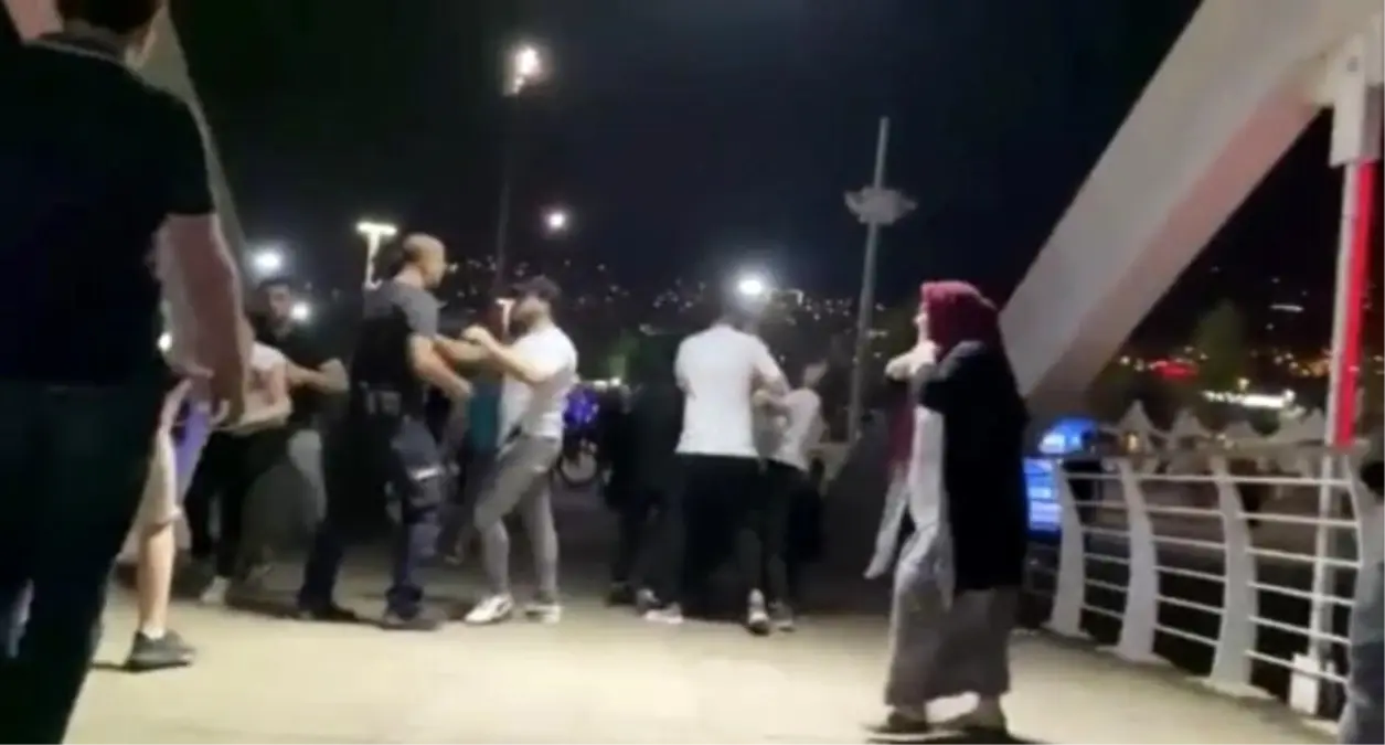 Bursa'da çocukların kavgasına büyükler karıştı, yaşanan arbede kamerada