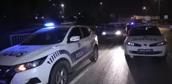 'Dur' ihtarına uymayan sürücünün aracı bariyerlere çarpınca 1 kişi yaralandı