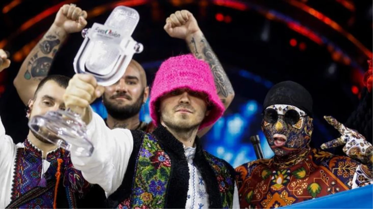 Eurovision\'da birinci olan Ukraynalı Kalush Orkestra grubu, şampiyonluk kupasını 900 bin dolara sattı! Gelen parayla SİHA alınacak...