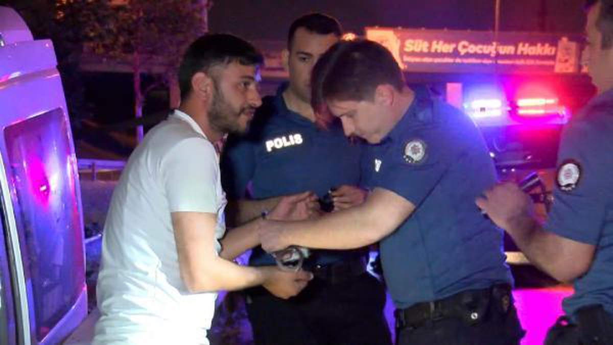 Fatih\'te denetim noktasından kaçan ticari araç kaza yaptı: 4 kişi gözaltına alındı
