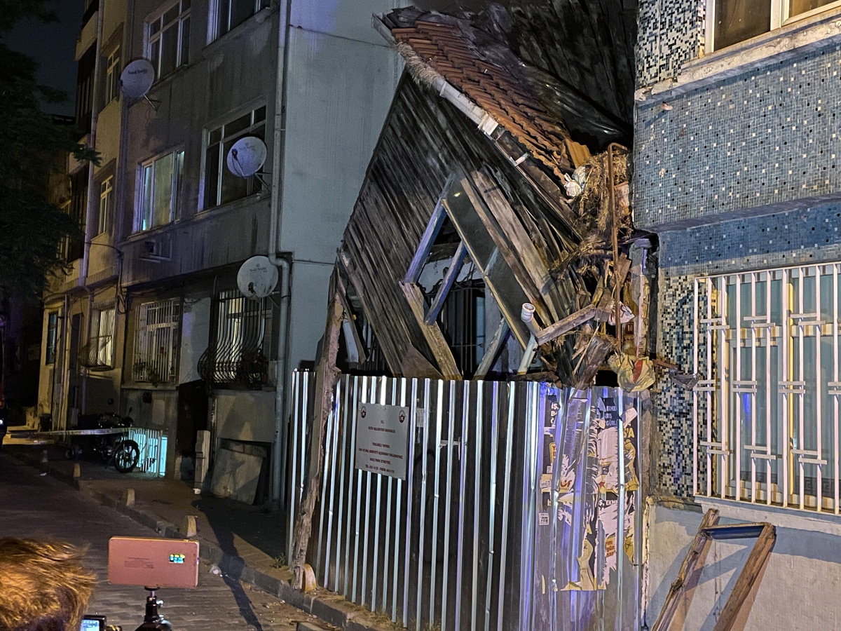 İSTANBUL-FATİH\'TE 2 KATLI AHŞAP BİNA ÇÖKTÜ
