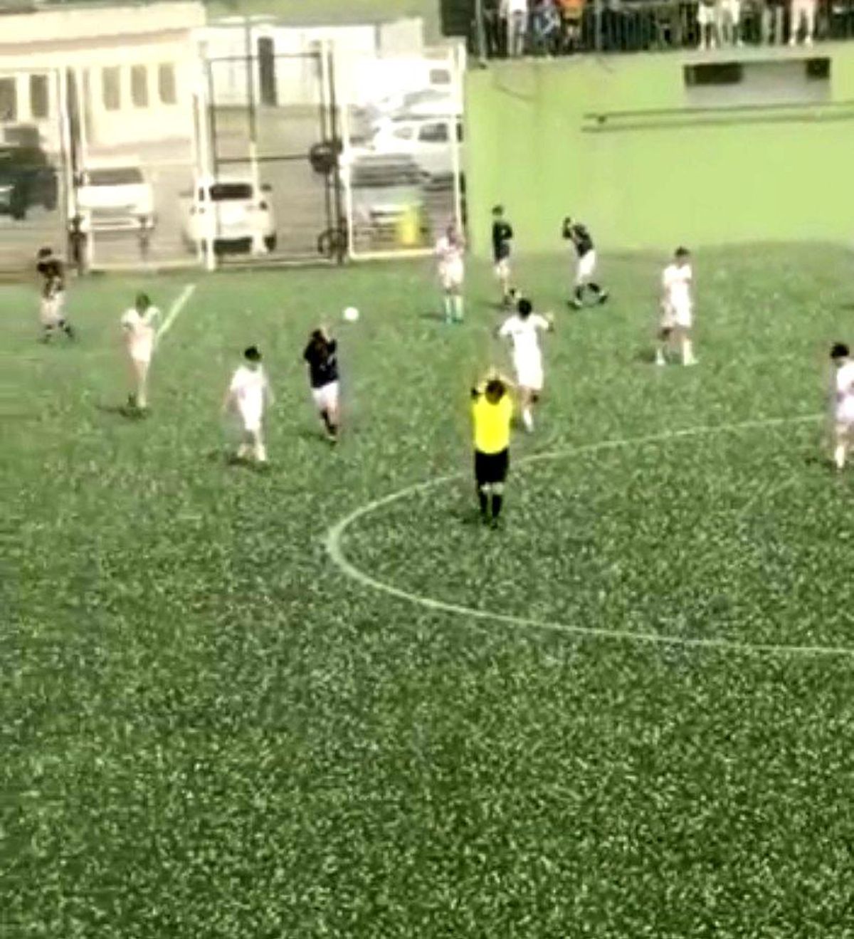Futbolcular doluya böyle yakalandı...Bursa\'da maçı durduran dolu