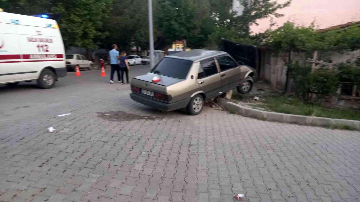 Gediz\'de trafik kazası: 3 yaralı