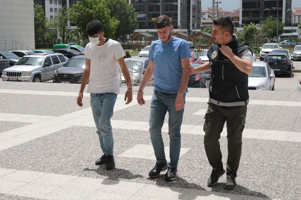 GÜCELLEME - Bolu\'da et yüklü kamyonda yaklaşık 5 kilogram esrarla ilgili 1 kişi tutuklandı
