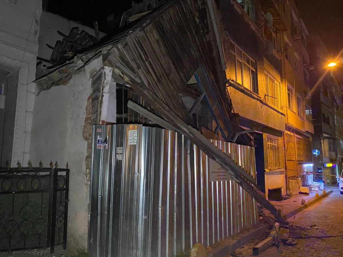 İki katlı ahşap bina çöktü, mahalle sakinleri korku dolu anlar yaşadı