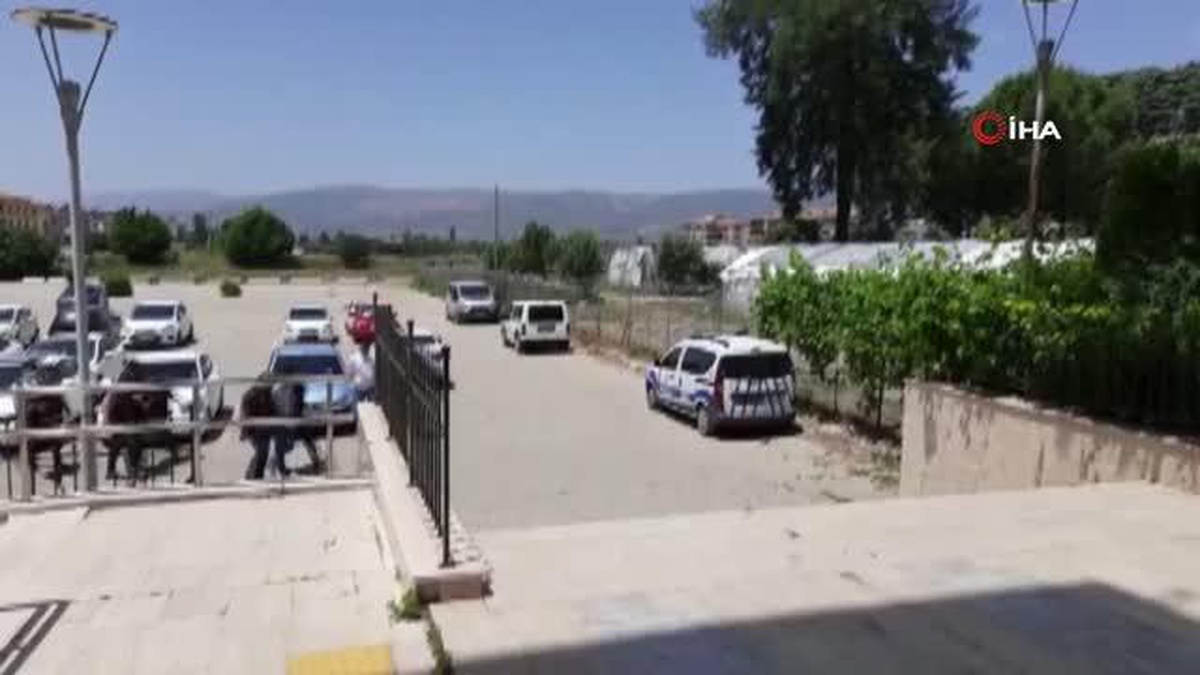 İlişki tuzağıyla uygunsuz fotoğraflar çekip şantaj yapan çete çökertildi