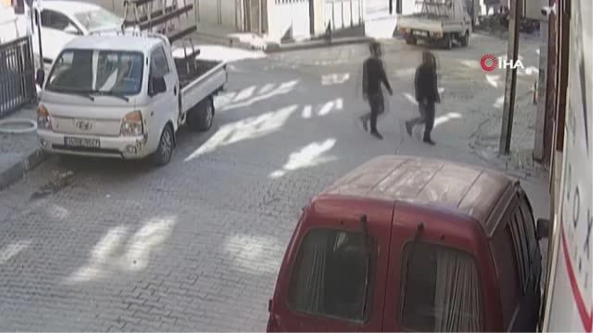 İstanbul\'da kadına kapkaç şoku kamerada: Görüntülü görüşme yaparken çaldılar