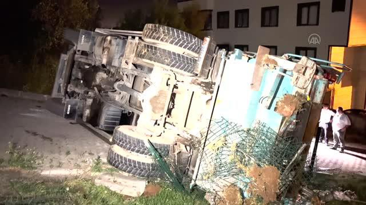 Kayan çöp kamyonu devrildi