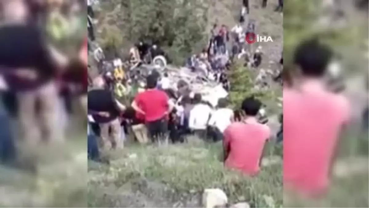 Kaza yapan araçta sıkışan 2 kişi için seferber oldular