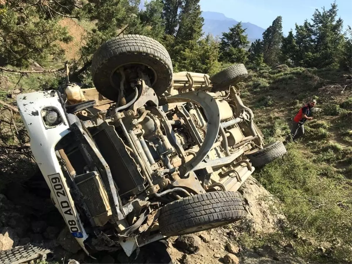 Kaza yapan araçta sıkışanlar 2 kişi için seferber oldular