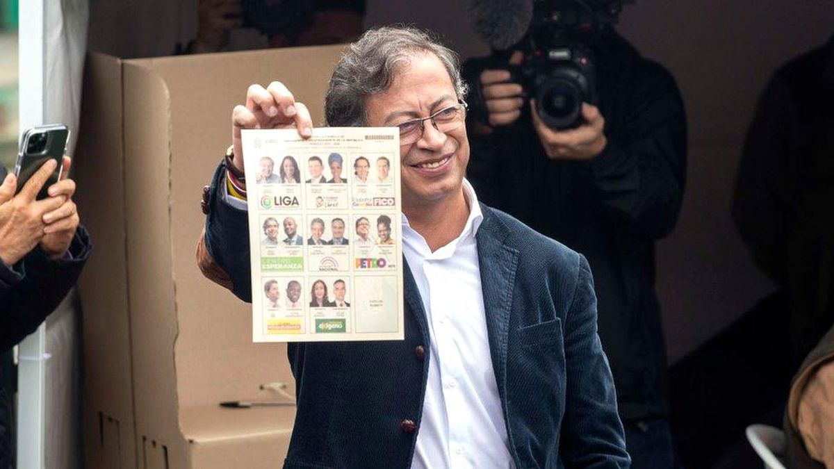 Kolombiya\'da eski gerilla Gustavo Petro, başkanlık seçiminin ilk turunu farklı kazandı
