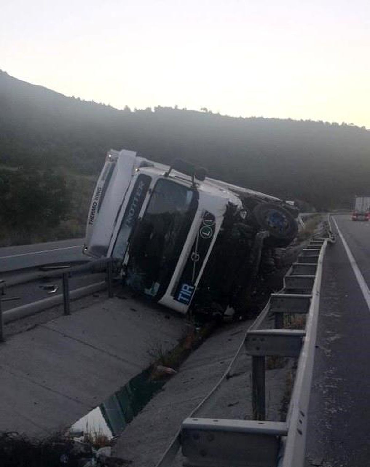 Kontrolden çıkan tır orta refüje devrildi