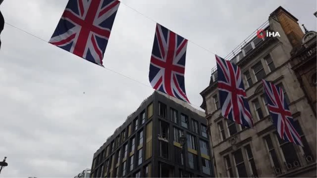 Kraliçe Elizabeth\'in tahttaki 70\'inci yıldönümü için Londra sokakları bayraklarla donatıldı
