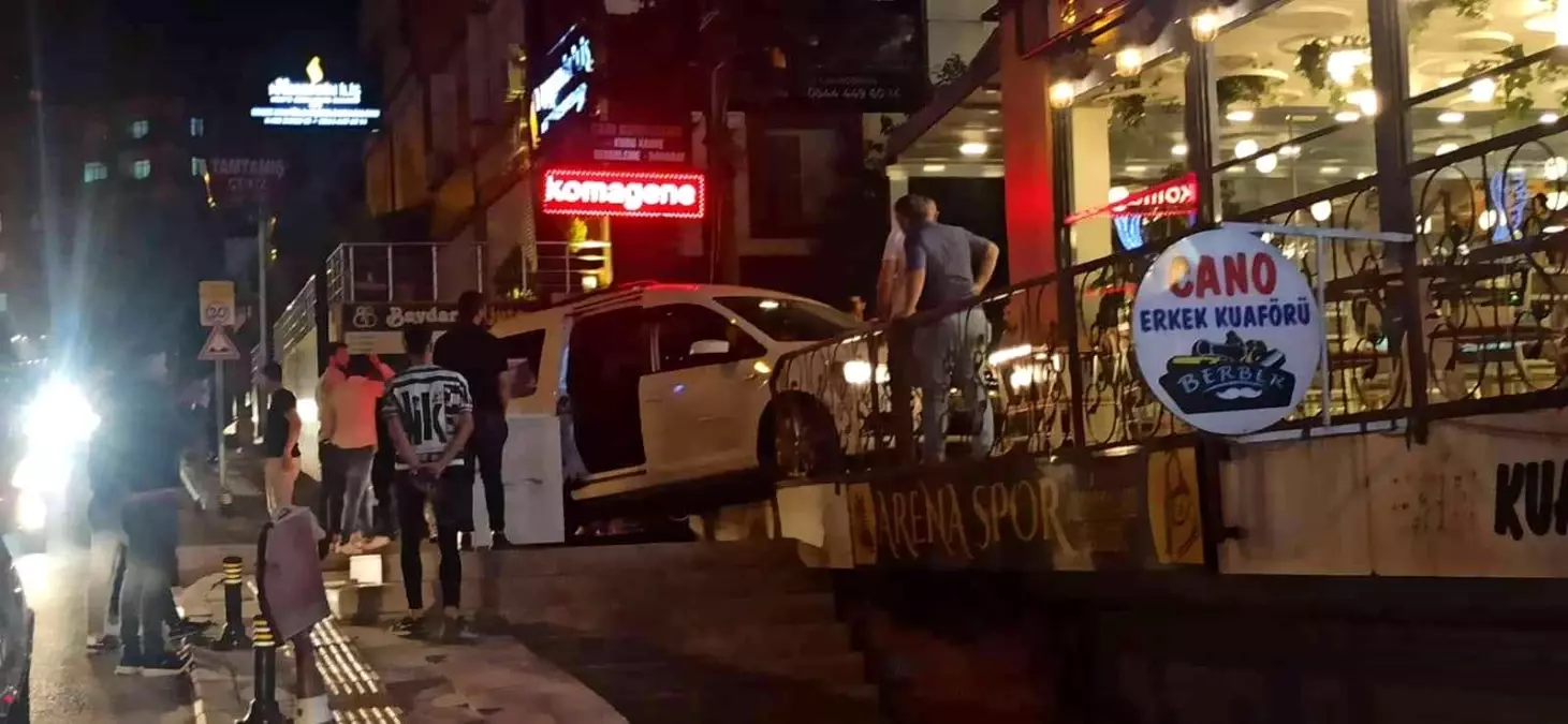 Hızını alamayan araç kafeye daldı