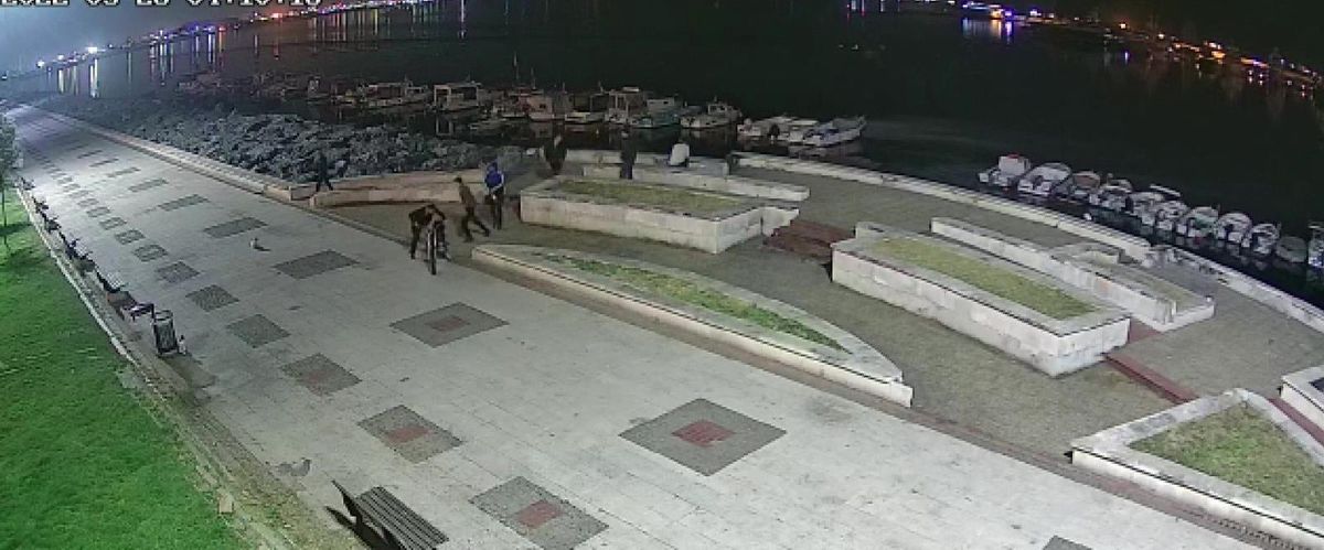 Pendik'te pes dedirten hırsızlık kamerada...Teknelerden benzin çalarak motosikletlerine doldurdular