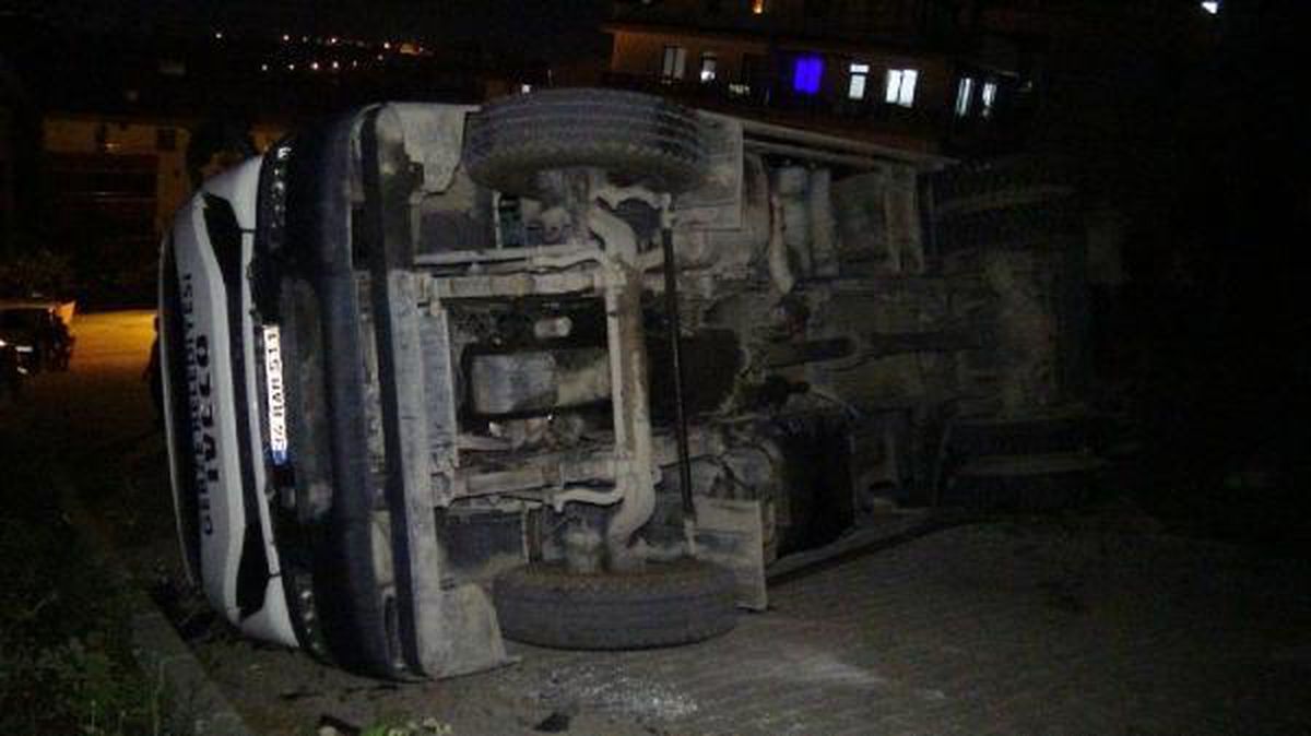 RAMPADA GERİ KAYAN ÇÖP KAMYONU DEVRİLDİ