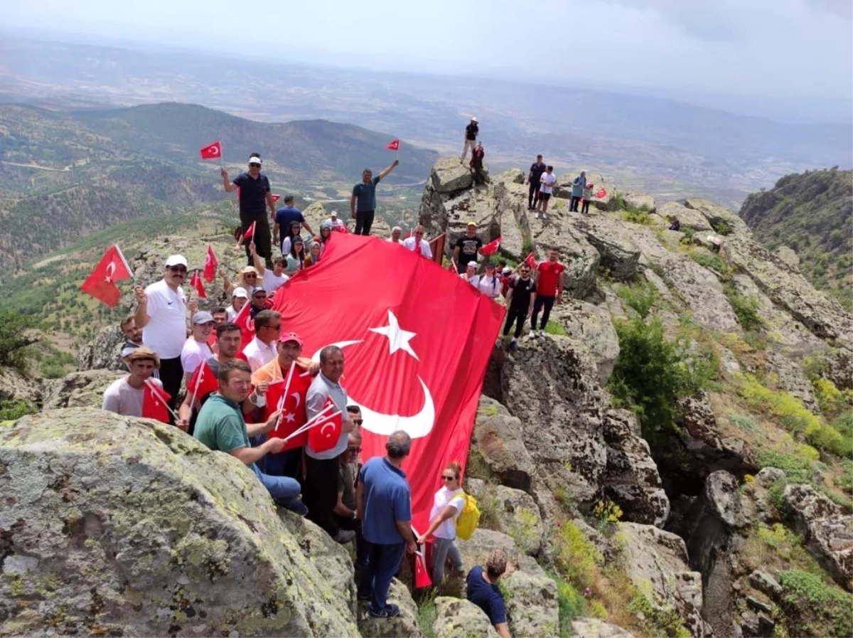 Selendi\'nin zirvesine gençlik ve doğa yürüyüşü yapıldı