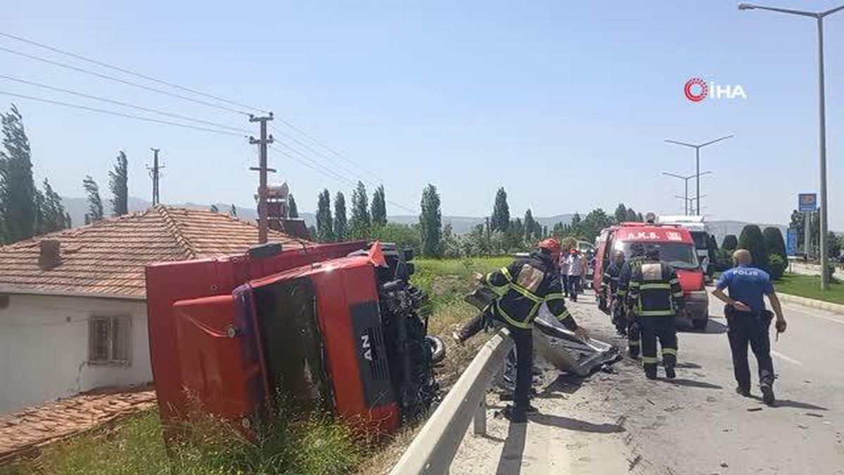 Sürücüsünün hakimiyetini kaybettiği kamyon bariyerlere çarparak bir evin bahçesine devrildi