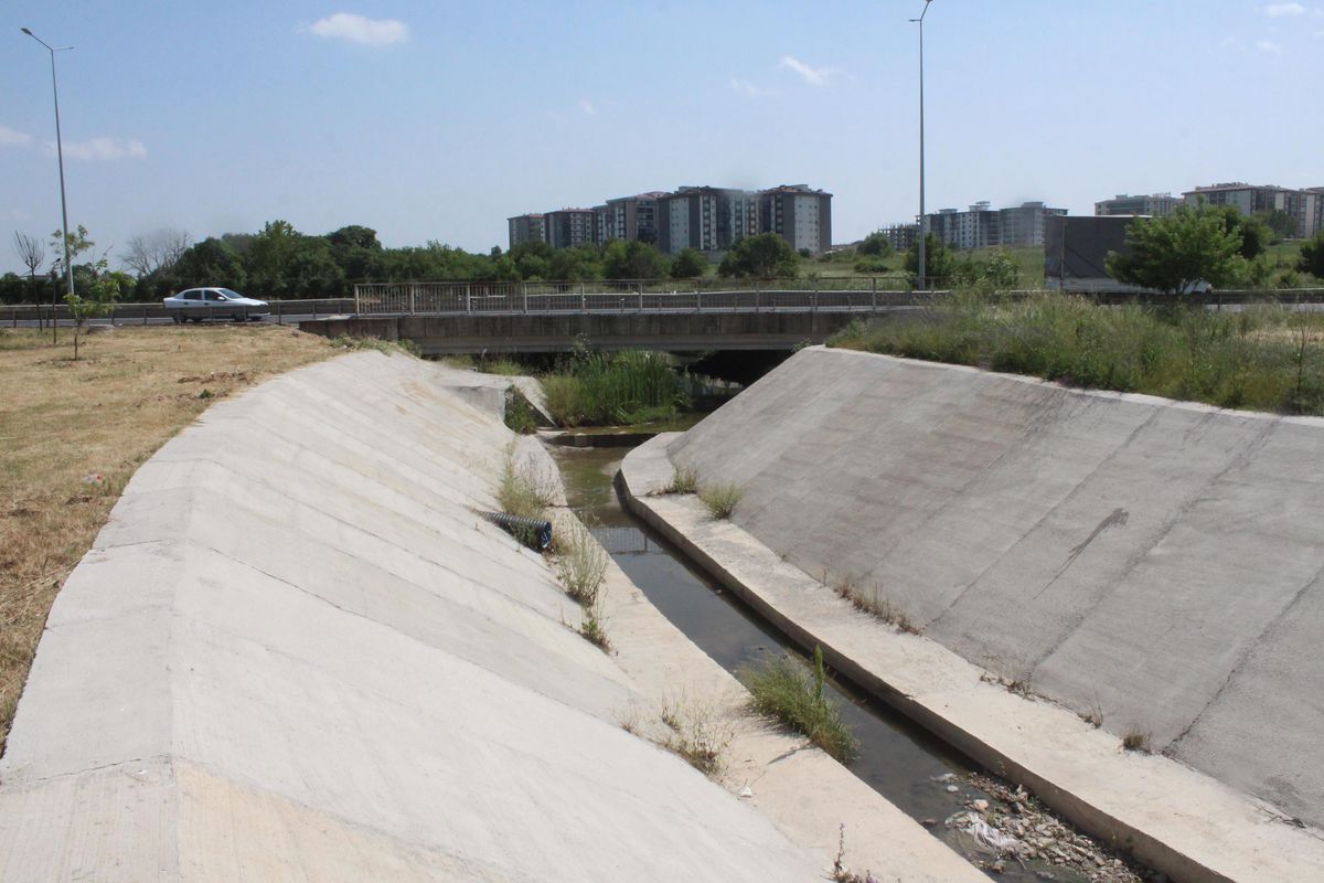 Tekirdağ\'da suyu kırmızı akan kanal, Çorlu Deresi\'ne karışmadan temizlendi