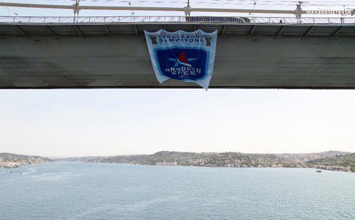 Avrupa şampiyonu Anadolu Efes\'in bayrağı, boğaz köprülerine asıldı