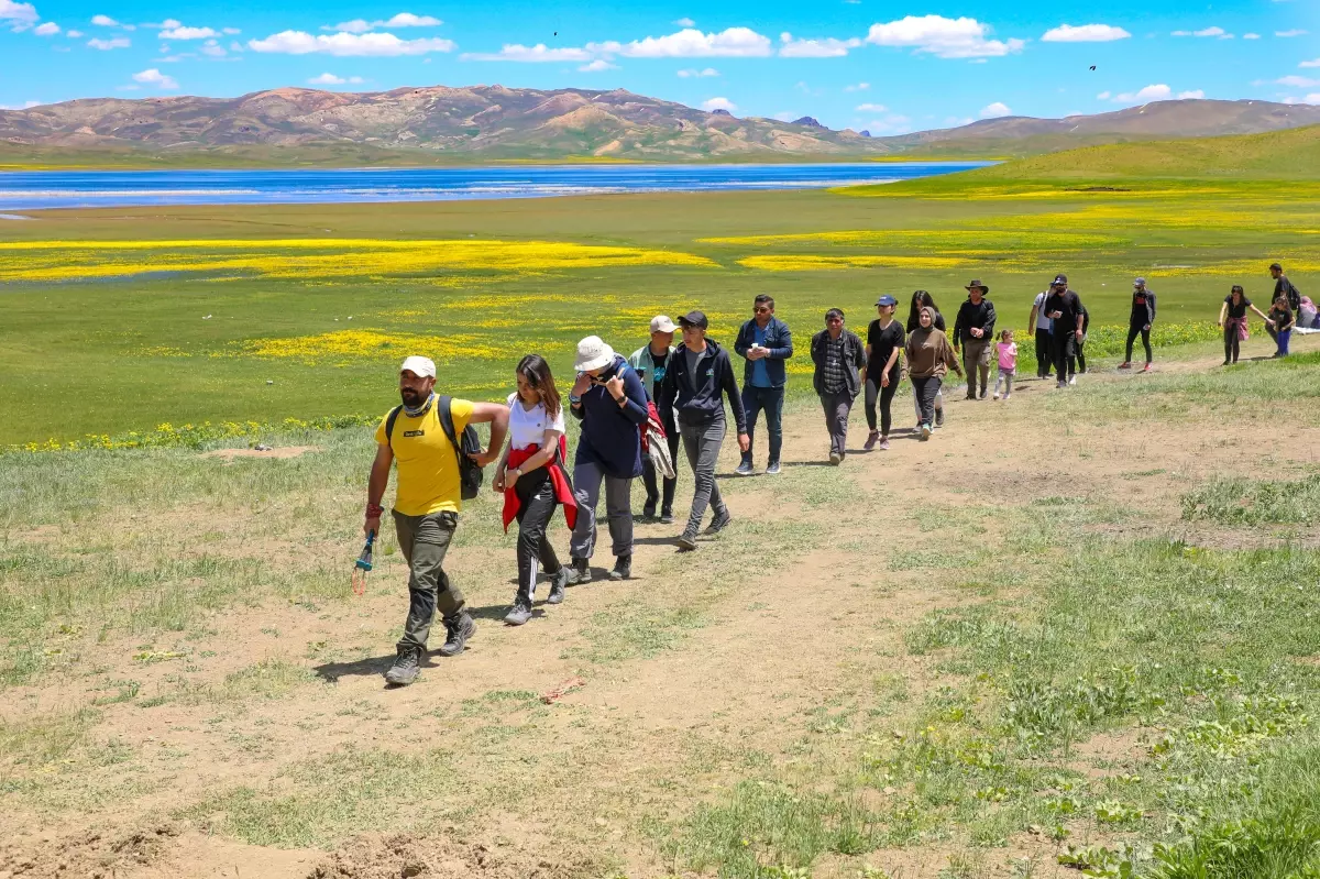 Van\'daki Keşiş Gölü, rengarenk doğasıyla ziyaretçilerini ağırlıyor