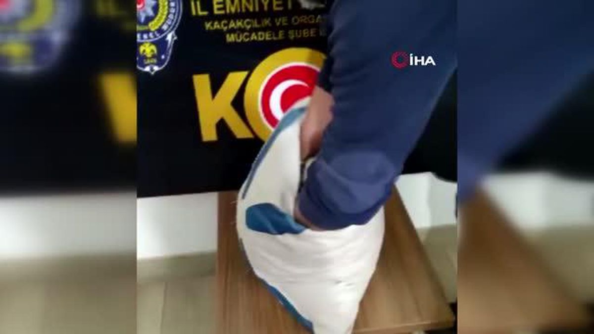 Yolcu otobüsünde yapılan aramada yastık içerisine gizlenmiş 2 adet silah ele geçirildi