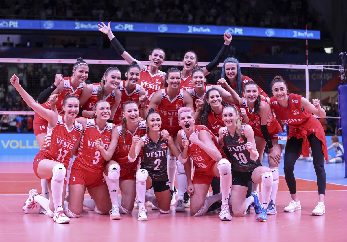 A Milli Kadın Voleybol Takımı, FIVB Voleybol Milletler Ligi\'nin birinci haftasındaki ilk maçında İtalya\'yı 3-0 mağlup etti.