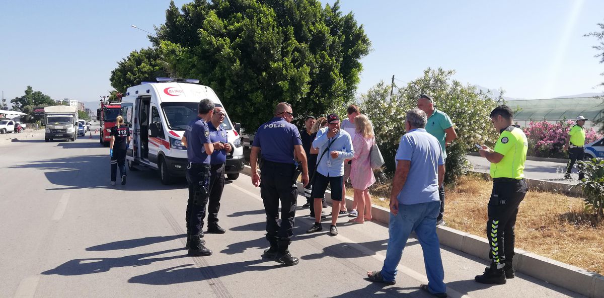 Antalya\'da refüjdeki ağaçlara çarpan tur minibüsündeki 12 kişi yaralandı