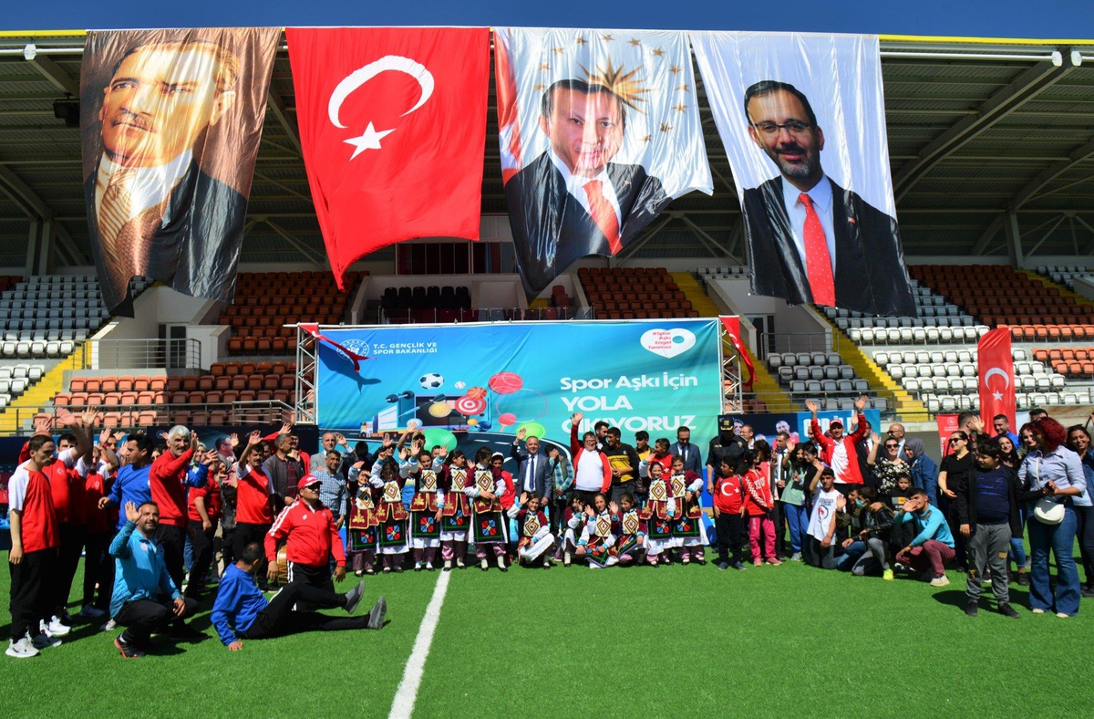 Ardahan\'da özel eğitim öğrencilerine spor malzemesi dağıtıldı