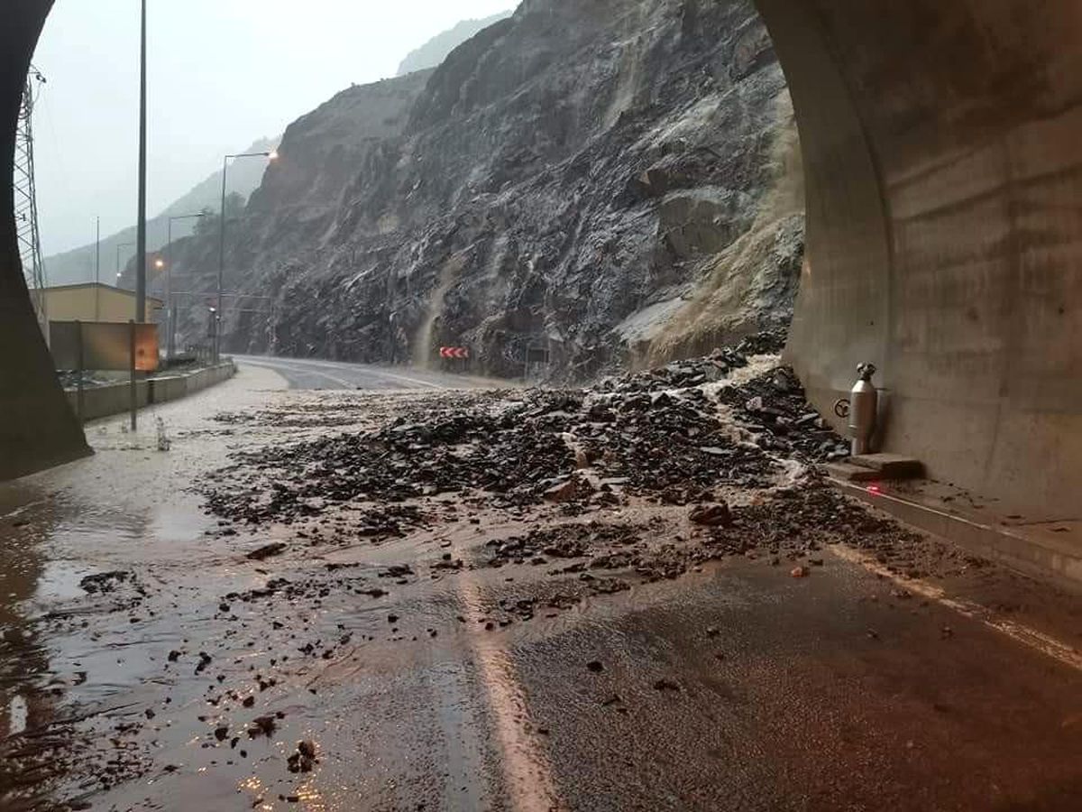 Artvin\'de heyelan nedeniyle sürücüler tünelde mahsur kaldı