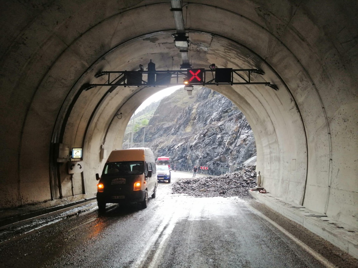 Artvin-Yusufeli kara yolunda iki noktada heyelan oldu
