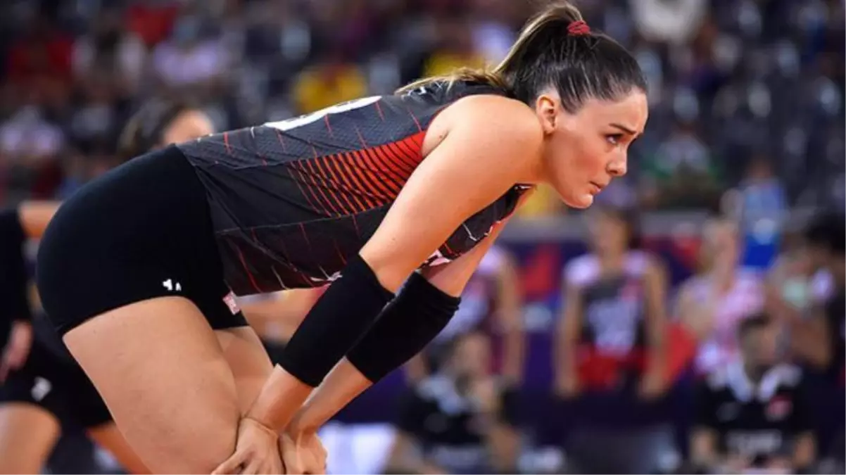 Gecenin en çok konuşulanı oldu! Milli voleybolcu Zehra Güneş\'in ayakkabısı, elbisesini geride bıraktı