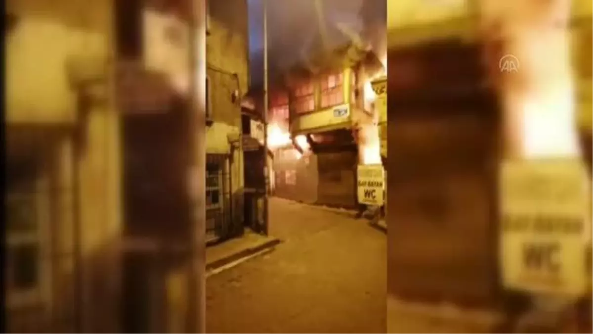 Bursa\'da iki katlı metruk binada çıkan yangın söndürüldü