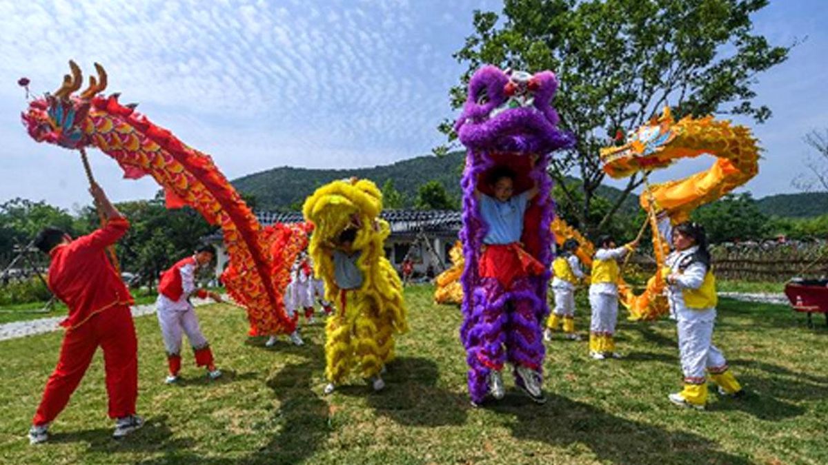 Çin\'in Huzhou Kentinde Ejderha Teknesi Festivali Kutlamaları