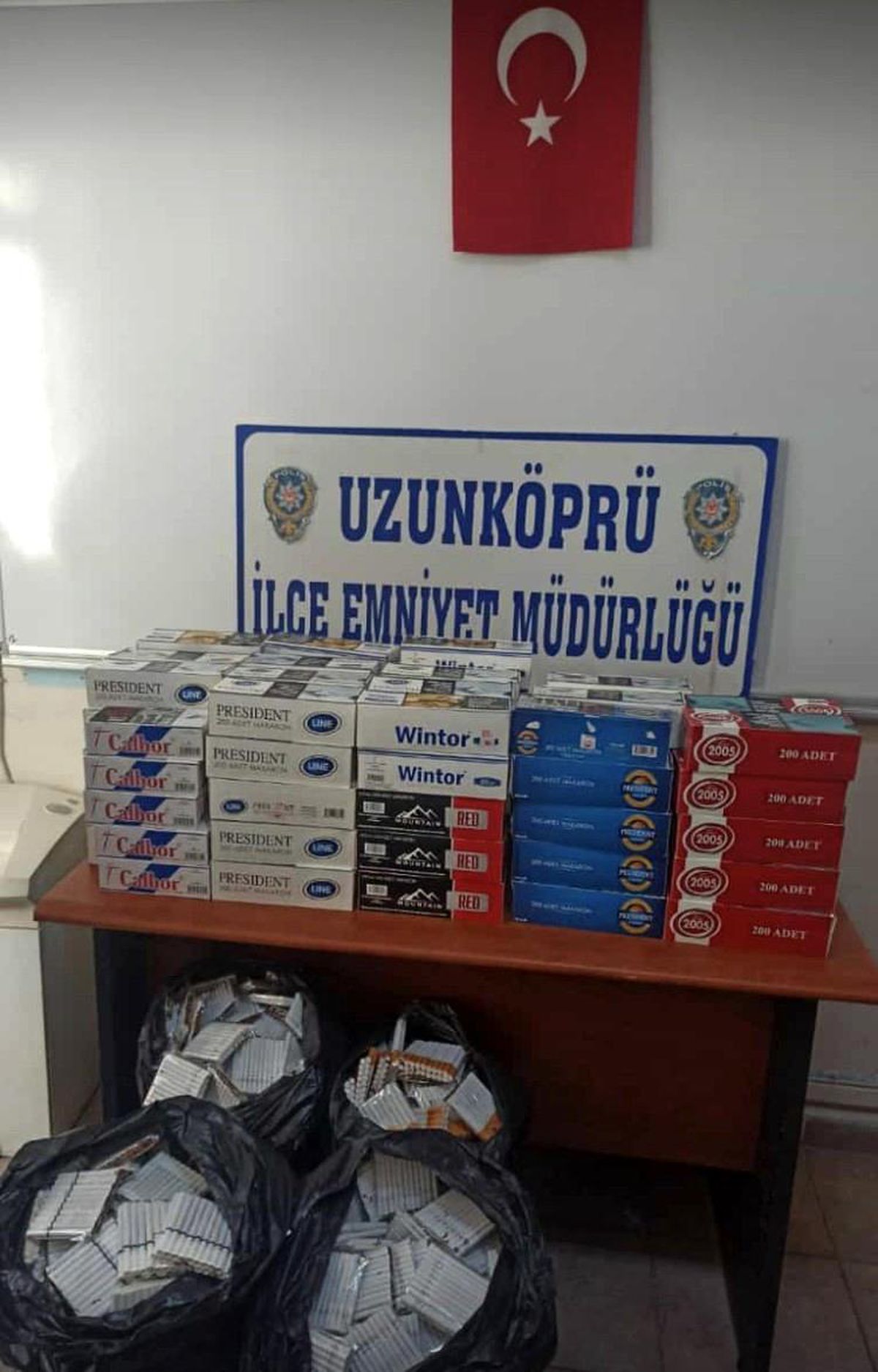 Edirne\'de 25 bin 100 adet kaçak makaron ele geçirildi