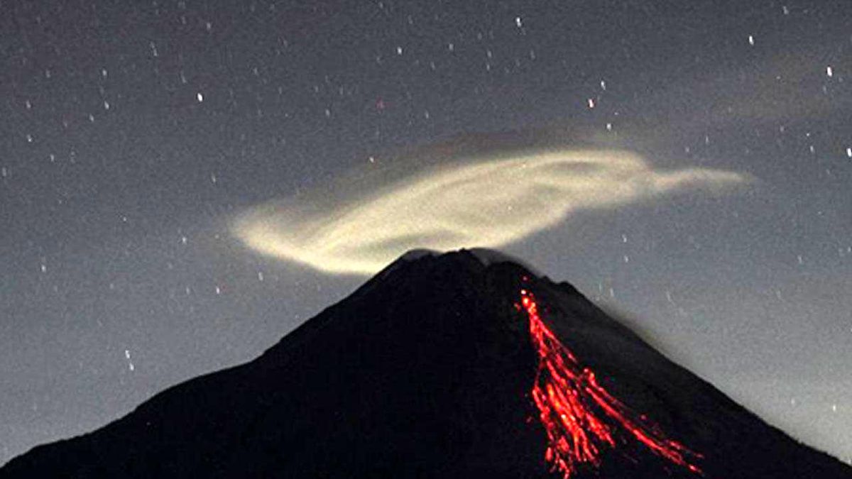 Endonezya\'da Merapi Yanardağı Lav Püskürtüyor