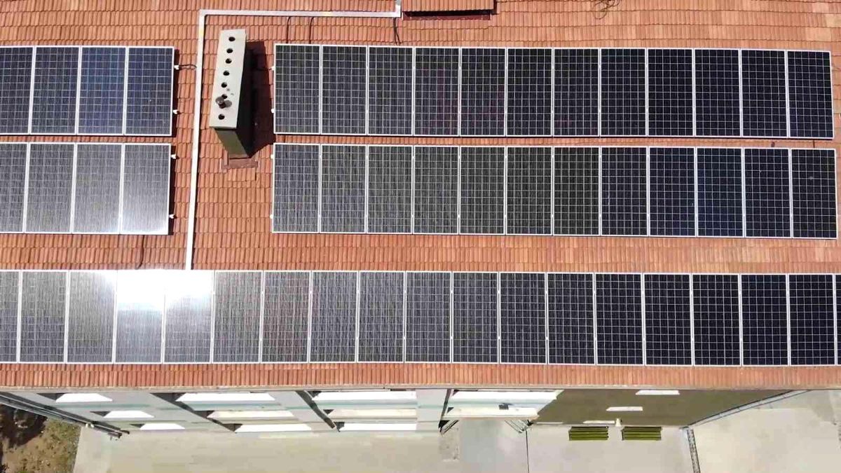 Enerjisini güneşten alan okul: Yüzde 100\'e yakınını karşılıyor